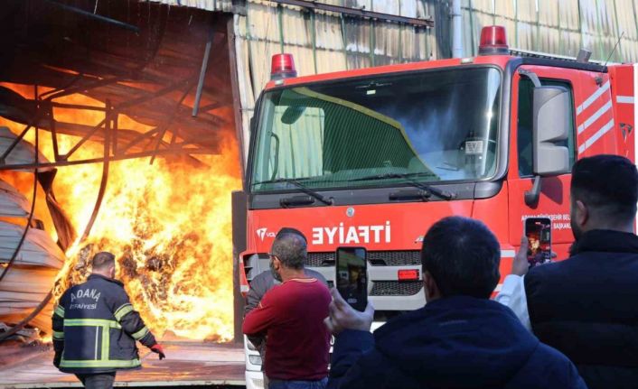 Yangında canlarını hiçe sayıp, sosyal medyadan yayın yaptılar