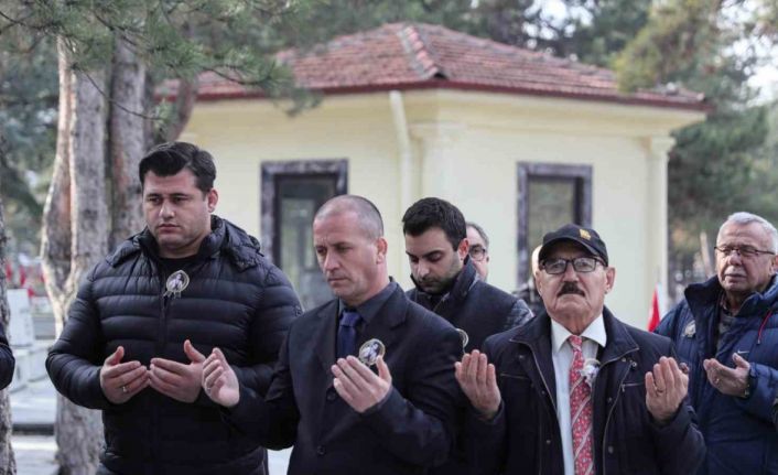 Yaşar Doğu kabri başında dualarla anıldı