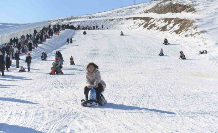 Yedikuyular Kayak Merkezi, hafta sonu 15 bin ziyaretçiyi ağırladı