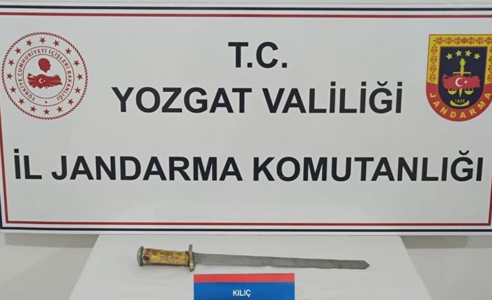 Yerköy’de şüphelenilen araçtan fişek ve kılıç çıktı