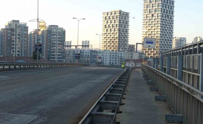 Yılın ilk gününde İstanbul’da yollar boş kaldı