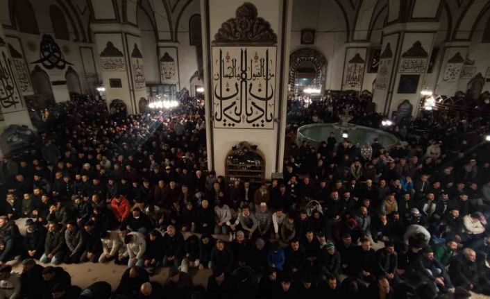 Yılın ilk sabah namazında binlerce vatandaş Ulucami’ye akın etti