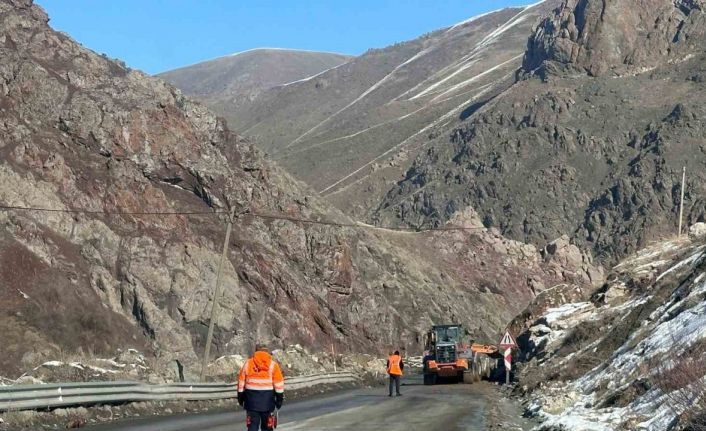 Yüksekova-Van kara yoluna düşen taşlar temizlendi