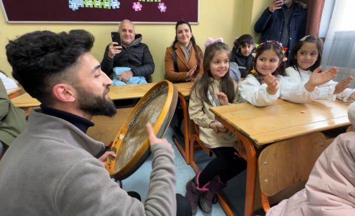 Yüksekova’da halaylı karne dağıtımı