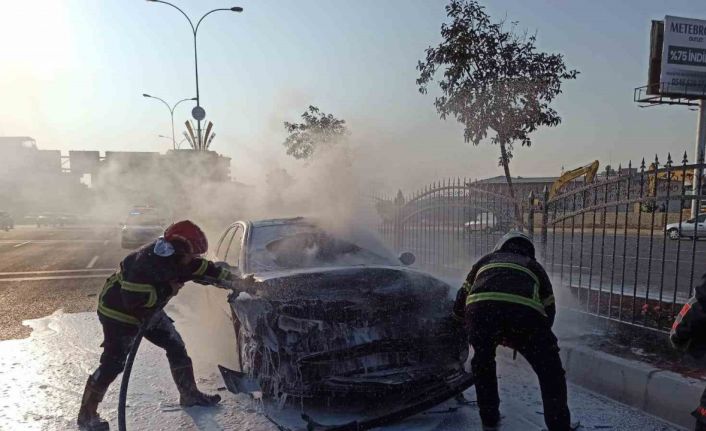 Zincirleme kazaya karışan otomobil alev aldı