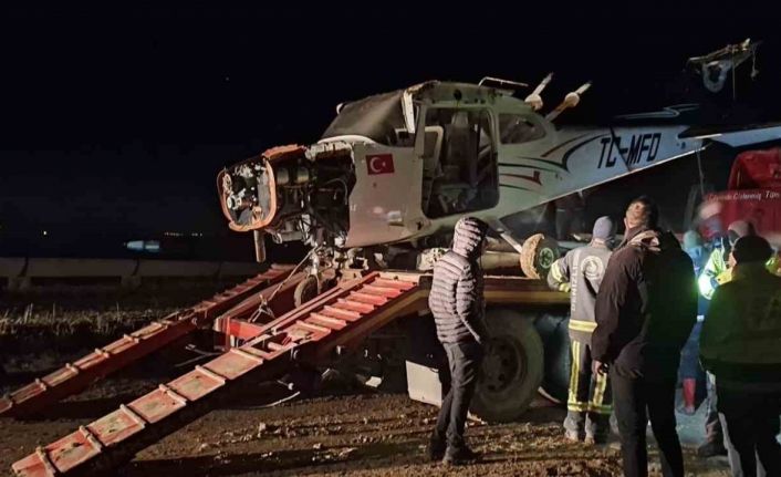 Zorunlu iniş yapan eğitim uçağının enkazı kaldırıldı