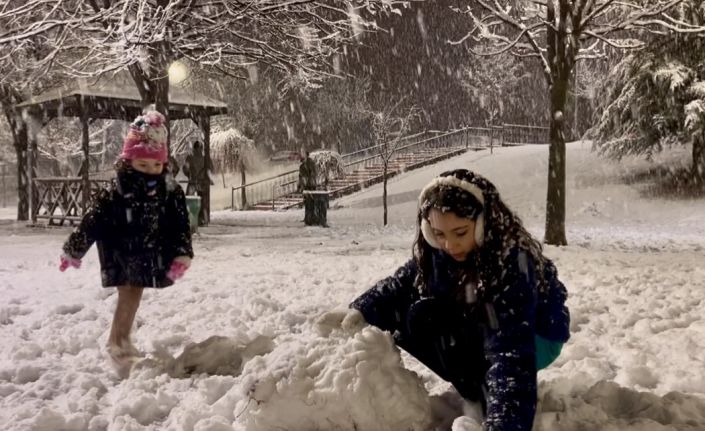 248 rakımlı ilçede etkili olan kar yağışı çocukları sevindirdi