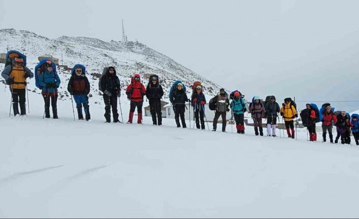 35 dağcı Süphan Dağı’na zirve yapamadan döndü