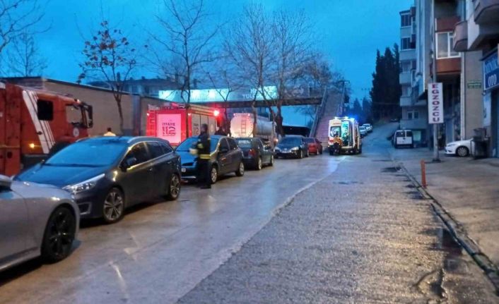3 servis aracı, otomobil ile tanker kazaya karıştı: 10 yaralı
