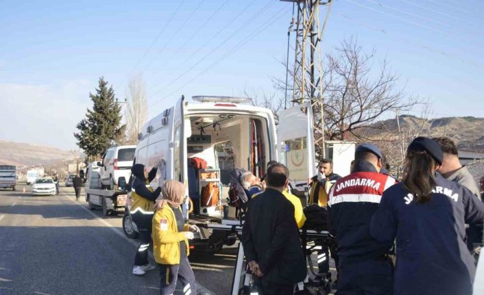 Adıyaman’da 16 yaşındaki çocuğun kullandığı araç trafoya çarptı: 3 yaralı