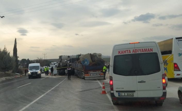Adıyaman’da tır ile vinç çarpıştı: 2 yaralı