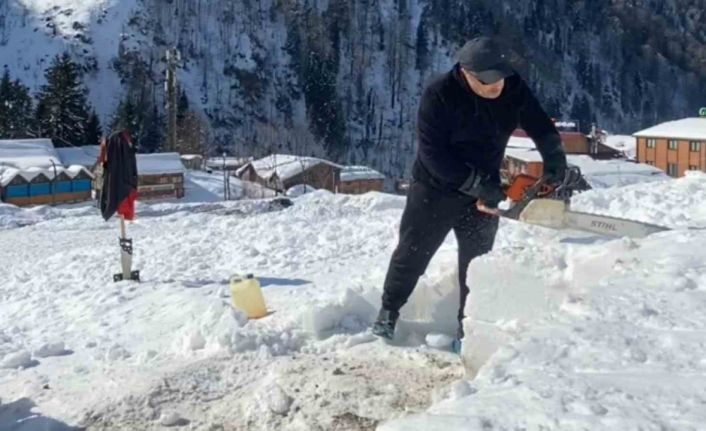 Ağaç motoru ile karı keserek iglo yaptılar