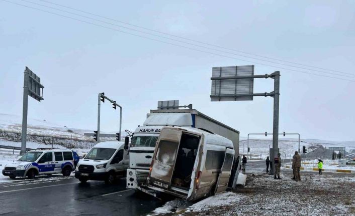 Ağrı’da çekici ile minibüs çarpıştı; 2’si ağır 8 yaralı