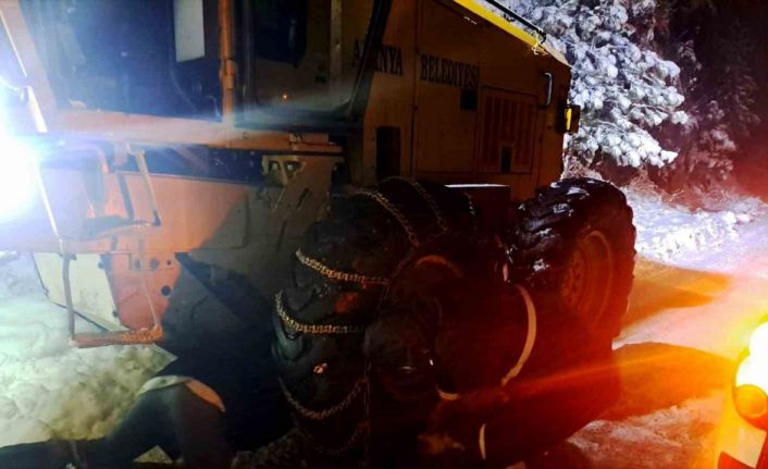 Alanya’da yaylada araçlarında mahsur kalan vatandaşlar ekiplerce kurtarıldı