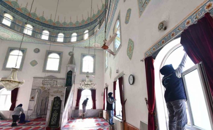 Altıeylül Belediyesi ekiplerinden ibadethane temizliği