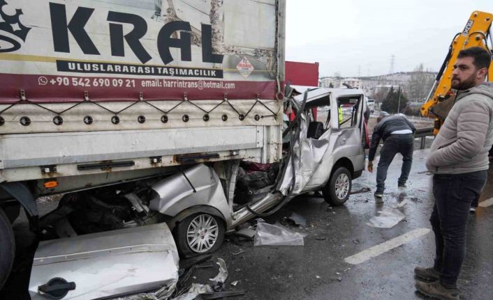 Ankara’da tırın altına giren araç hurdaya döndü: 1 ölü