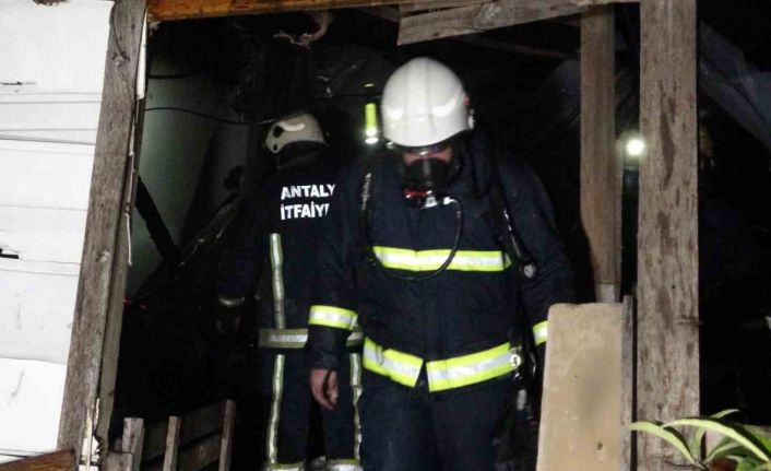 Antalya’da gecekonduda çıkan yangın korkuttu