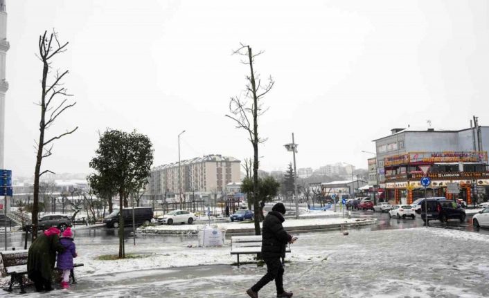 Arnavutköy beyaz örtü ile kaplandı