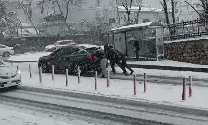 Arnavutköy’de kar yağışında araçlar yolda kaldı, kazalar meydana geldi