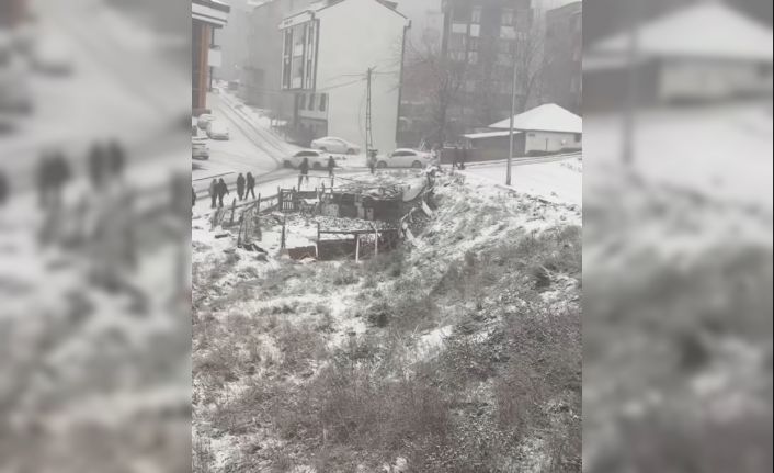 Arnavutköy’de yokuş aşağı kayarak inen  araç vatandaşa çarptı