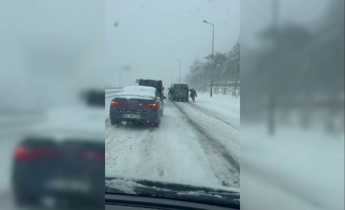 Arnavutköy’de yolda kalan bir araç halat yardımıyla kurtarıldı
