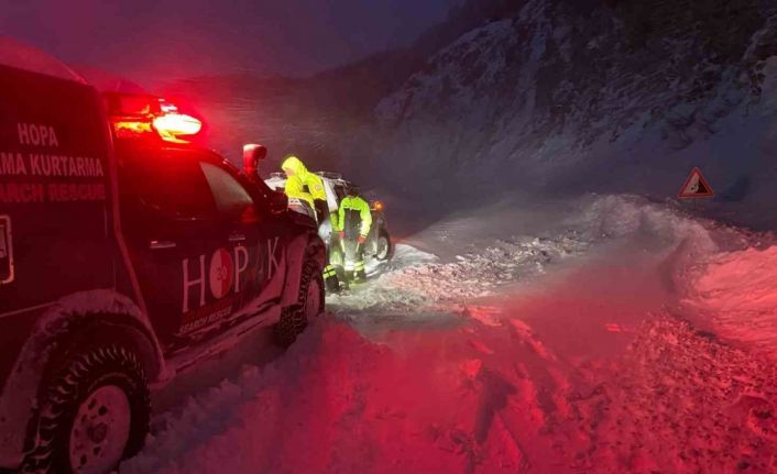Artvin’de yolda kalan sürücülerin yardımına HOPAK ekipleri koştu