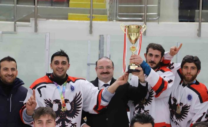 Atatürk Üniversitesi buz hokeyinde zirvede
