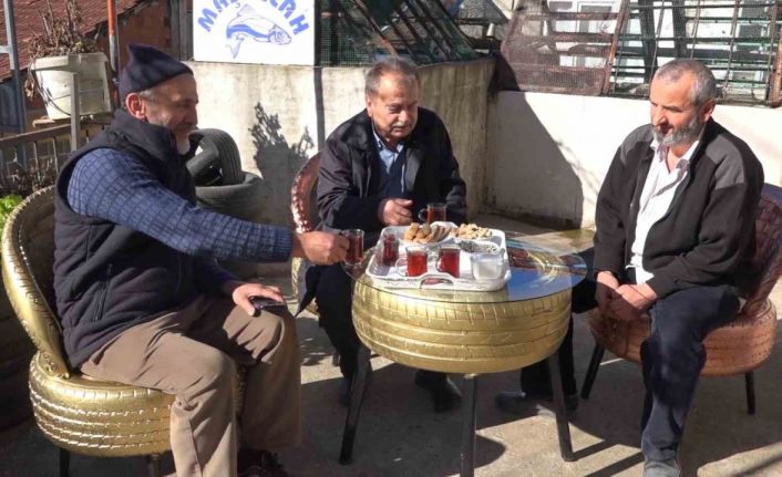 Atıl araba lastiklerinden bahçe oturma takımı yaptı, komşularını ağırlamaya başladı
