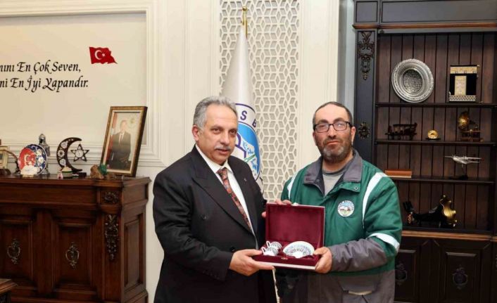 Başkan Yalçın’dan örnek davranış gösteren personele takdir
