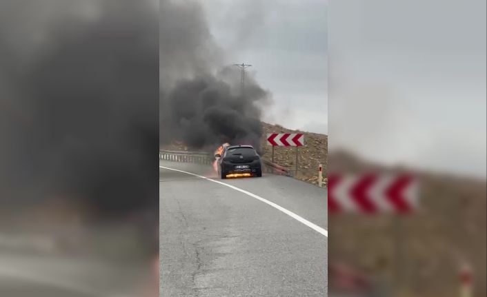 Batman’da seyir halindeki otomobil alevlere teslim oldu