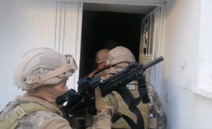 Batman’da yatakların içinden silah ve mühimmat ele geçirildi