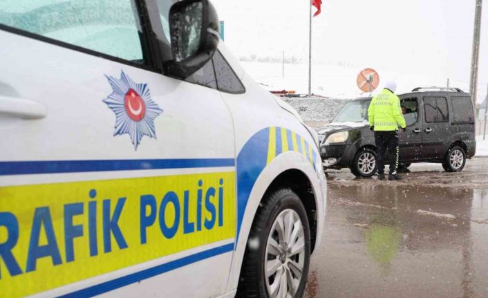 Beyaza bürünen Aksaray’da bazı yollar trafiğe kapatıldı