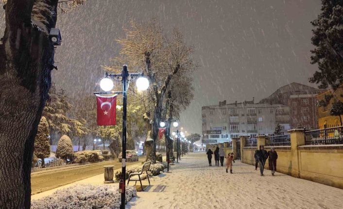 Beyaza bürünen şehirde vatandaşlar karın tadını çıkardı