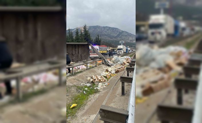 Bilecik’te tır devrildi, kuruyemiş ve baklagiller yola saçıldı