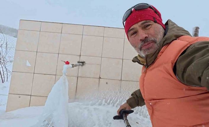 Bin 350 rakımlı beldede çeşmenin akan suyu buz tuttu