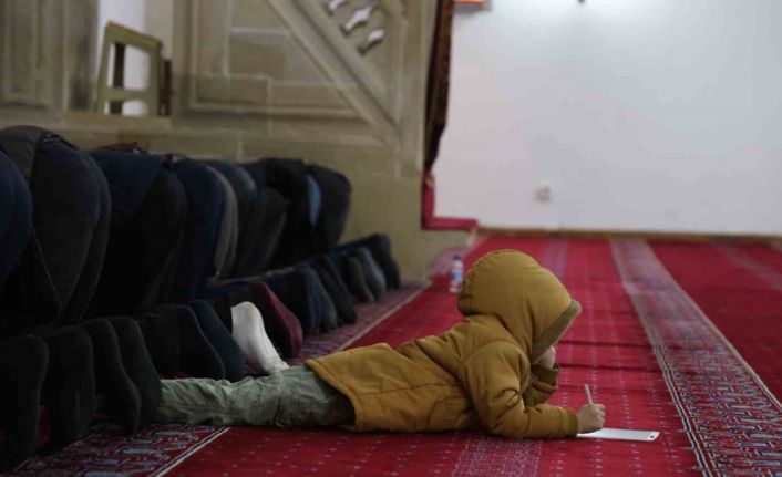 Bin 600 yıllık camide teravih namazı heyecanı