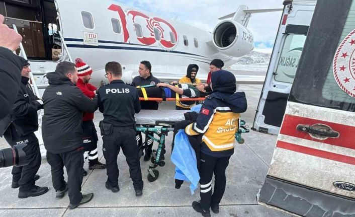 Bingöl’de kalçası kırılan çocuk ambulans uçakla hastaneye sevk edildi