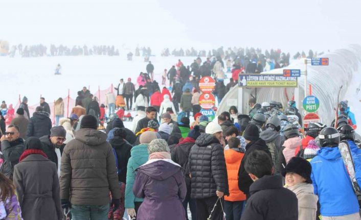 Binlerce kişi soluğu Erciyes’te aldı