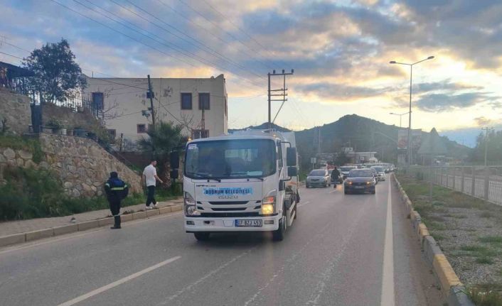 Bodrum’da köpeğin havlamasından irkildi, kamyonun altında kaldı