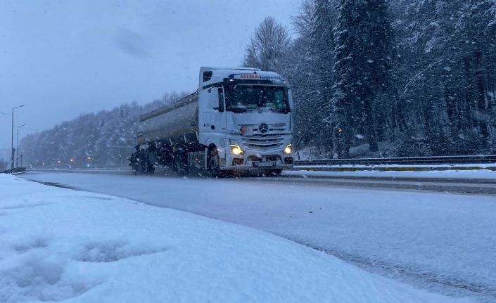 Bolu Dağı’nda kar etkili oluyor