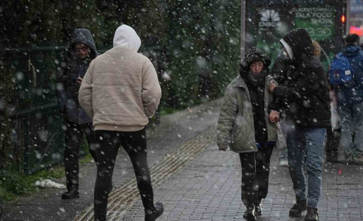 Bursa şehir merkezinde kar yağışı