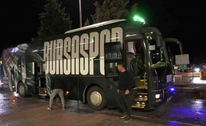 Bursasporlu taraftarlar takımı havaalanında karşıladı