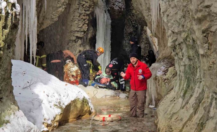 Buz kaplı yoldan çıkan otomobil 30 metreden kanyona uçtu
