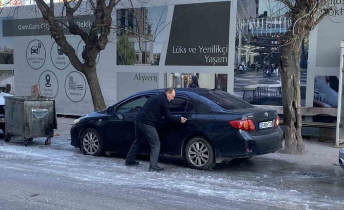 Buzun üstünde mahsur kalan aracı ittirerek zor hareket ettirdiler