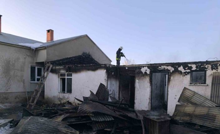 Çaldıran’da ev yangını