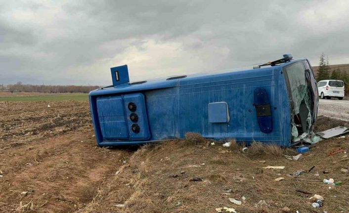 Cezaevi aracı devrildi, 14 kişi yaralandı