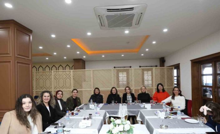 CHP’li belediye başkanlarının eşleri ’Ortak akıl’ için buluştu