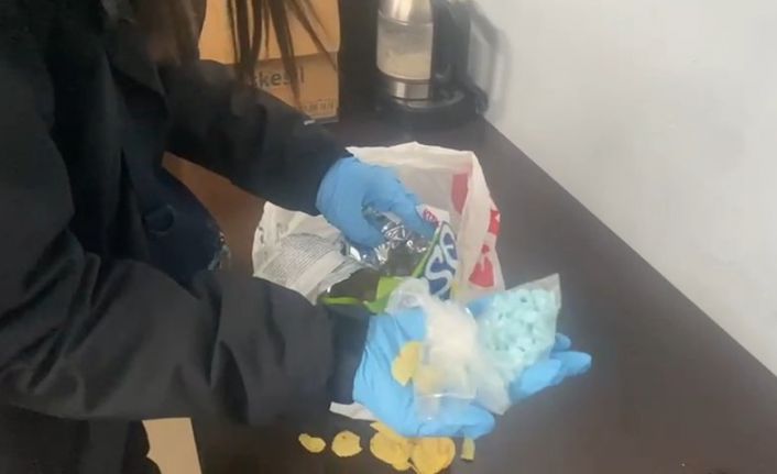 Cips ve çikolatalı bisküvi kutusuna saklanmış uyuşturucu hap ele geçirildi
