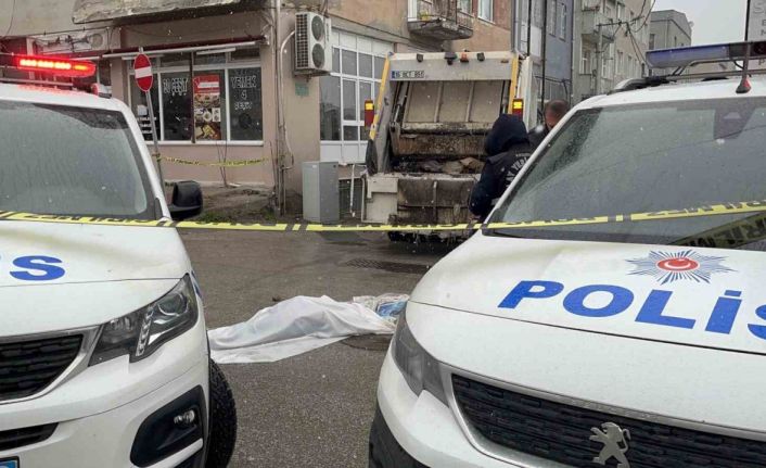 Çöp kamyonunun altında kalan yaşlı kadın hayatını kaybetti