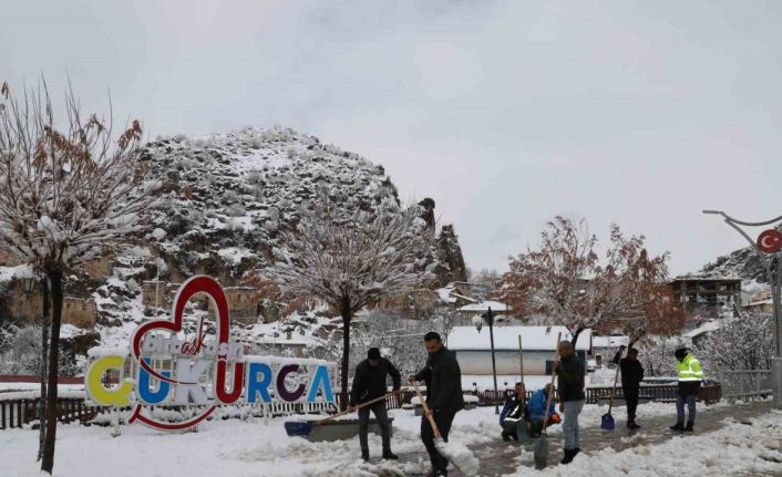 Çukurca Belediyesinden yol temizleme çalışması